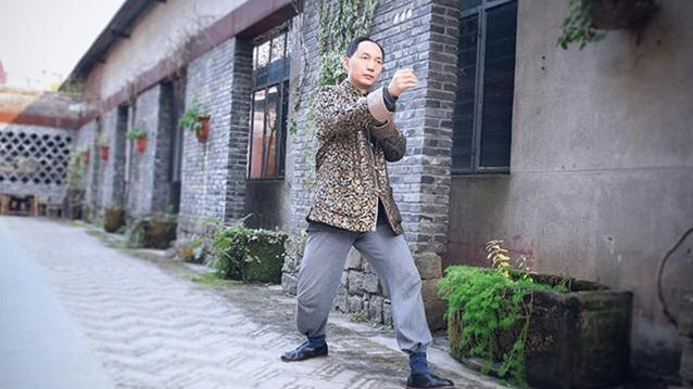太极之顶和棚与女子防身背后假托