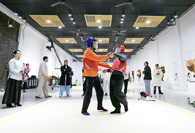 太极散手接劲要用软接法